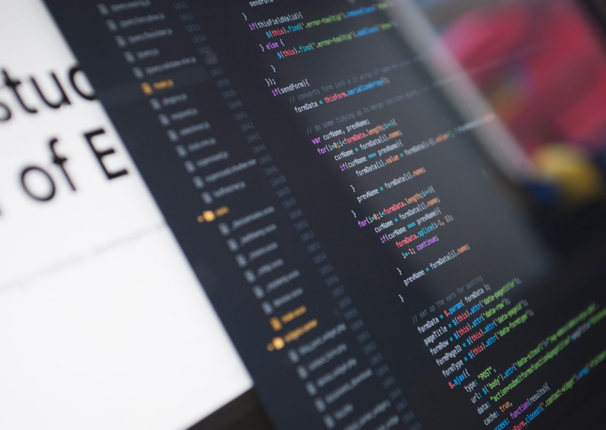 hands-holding-nikon-d700-macro-lens